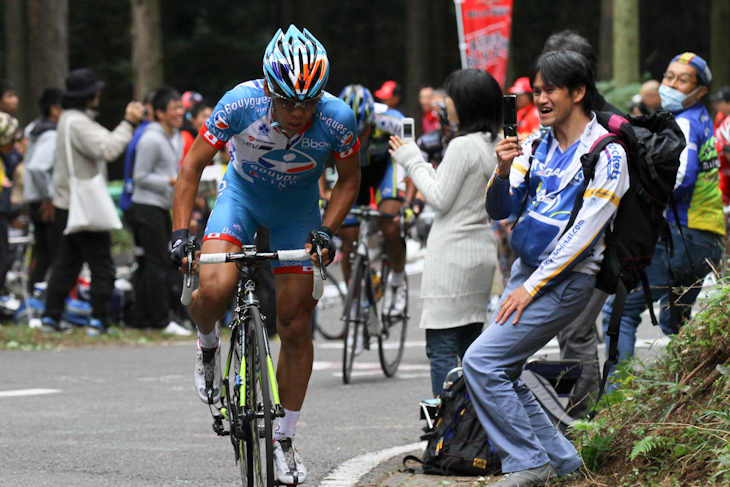 10周目　古賀志林道でマーティンを追ってメイン集団を飛び出した新城幸也（Bboxブイグテレコム）