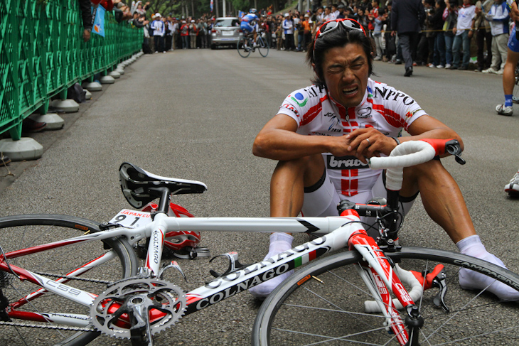6位に入った宮澤崇史(チームNIPPO)が地面に座り込む