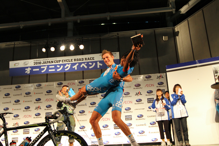 新城幸也を投げようとするダミアン・ゴダン(フランス、Bboxブイグテレコム)