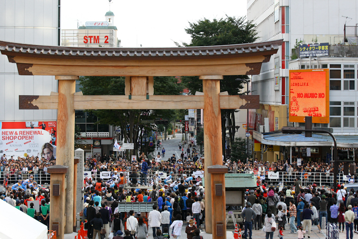 観客が詰めかけたコースを進む