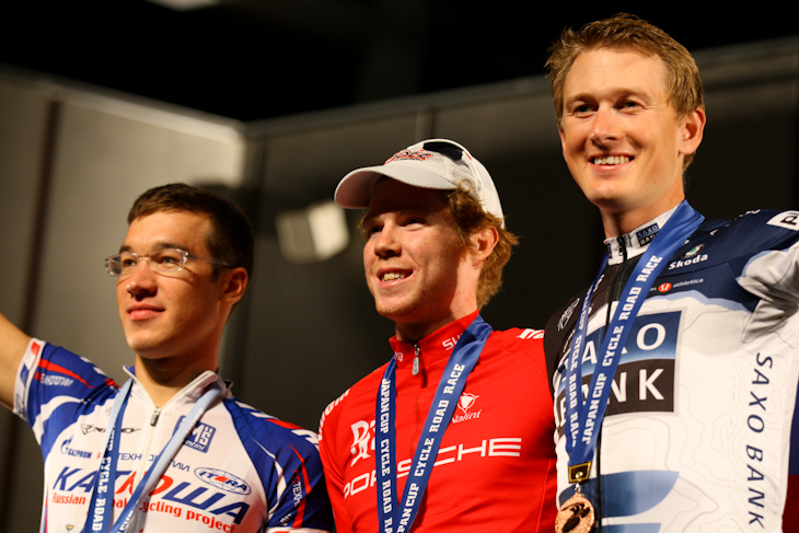 表彰台、左から2位デニス・ガリムジャノフ(ロシア、カチューシャ)、優勝トーマス・パルマー(オーストラリア、ドラパック・ポルシェ)、3位グスタフエリック・ラーション(スウェーデン、サクソバンク)
