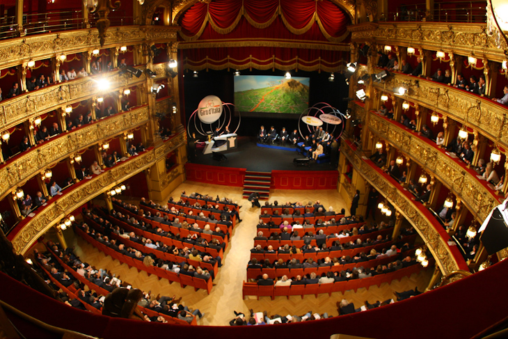 コースプレゼンテーションが行なわれたトリノのカリニャーノ劇場