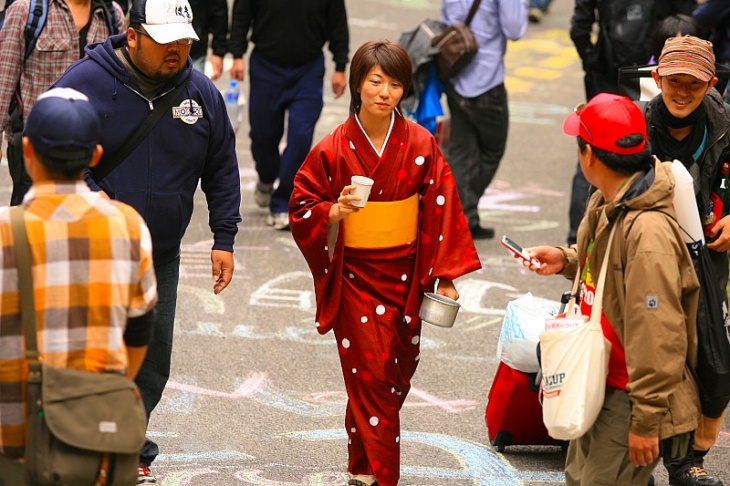 和服スタイルで歩く女性　テーマは「日本杯」？