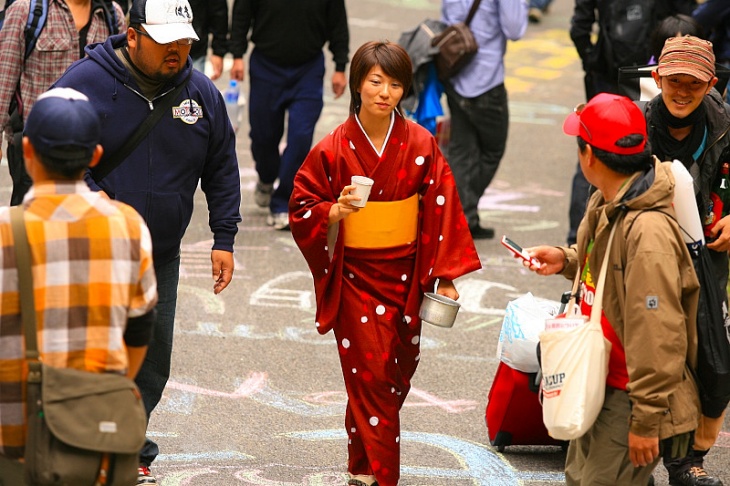 和服スタイルで歩く女性 テーマは「日本杯」?