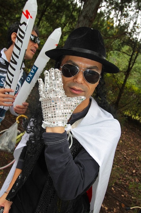帰ってきたマイケル・ジャクソンも応援していた 背中には日の丸背負ってます