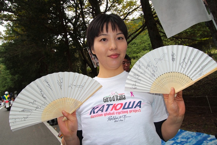 扇子いっぱいのサイン。「このTシャツはマキュアンさん本人がジロで着たものにKaichoのサインをしてくださっったんです!」