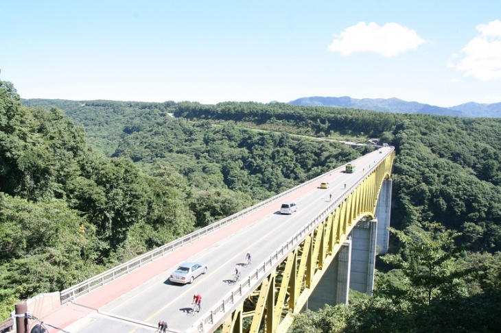 川俣川渓谷に掛かるもう一つの橋　八ヶ岳高原大橋は空を走っているかのよう