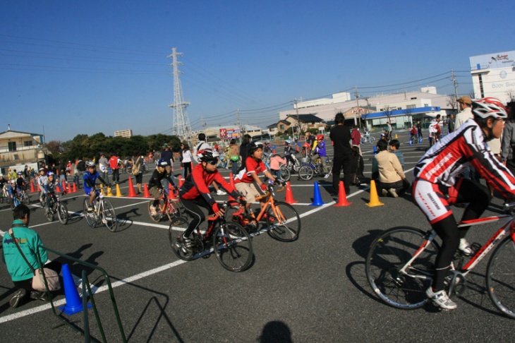 憧れの選手たちが楽しく自転車の乗り方を指導