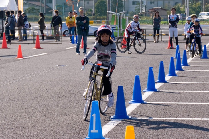 子どもたちは遊びながら技術を学ぶ