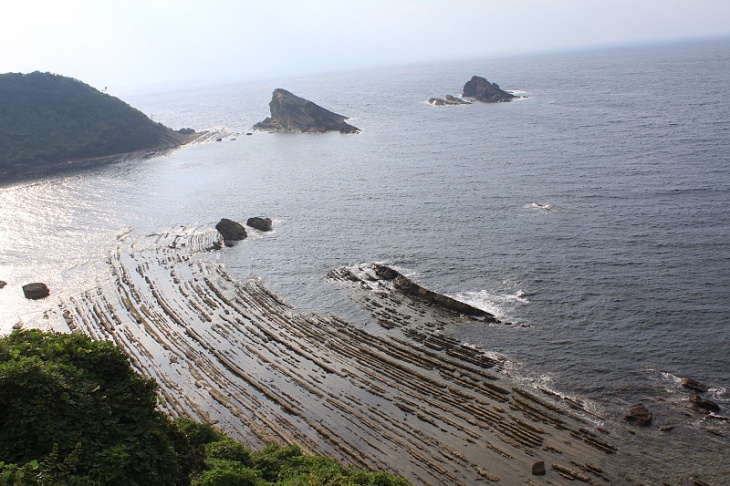 侵食した海岸地形と洞窟で有名な加賀の潜戸（くけど）を見ながらの断崖のコース