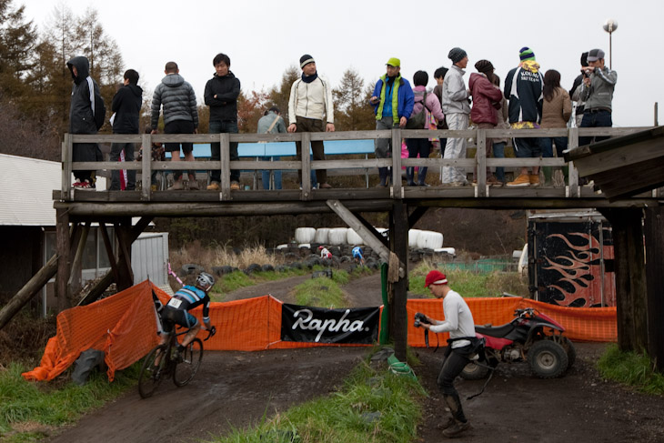 滝沢牧場を駆け巡るコースは観戦しやすい