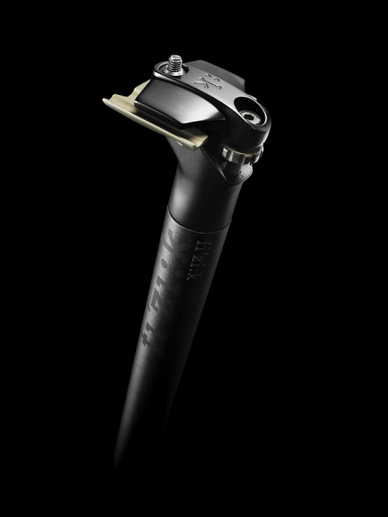 フィジークCYRANO CARBONシートポスト 待望のカーボンチューブ版登場 フィジークCYRANO CARBONシートポスト 待望のカーボンチューブ版登場