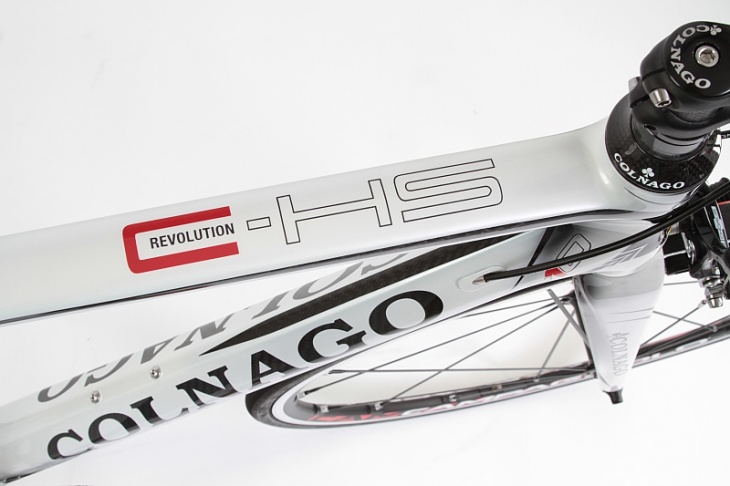 トップチューブのグラフィック「revolution C-HS」も現代的なイメージ