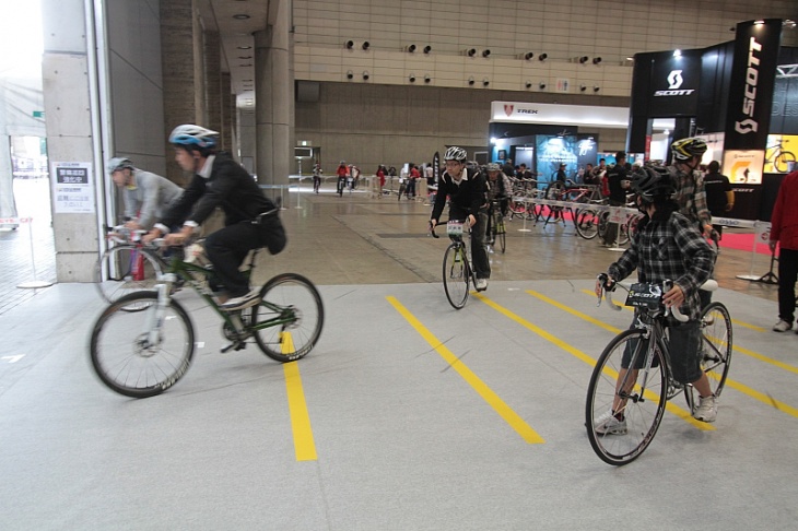 屋内に設けられた試乗コースで目当ての自転車を試し乗り