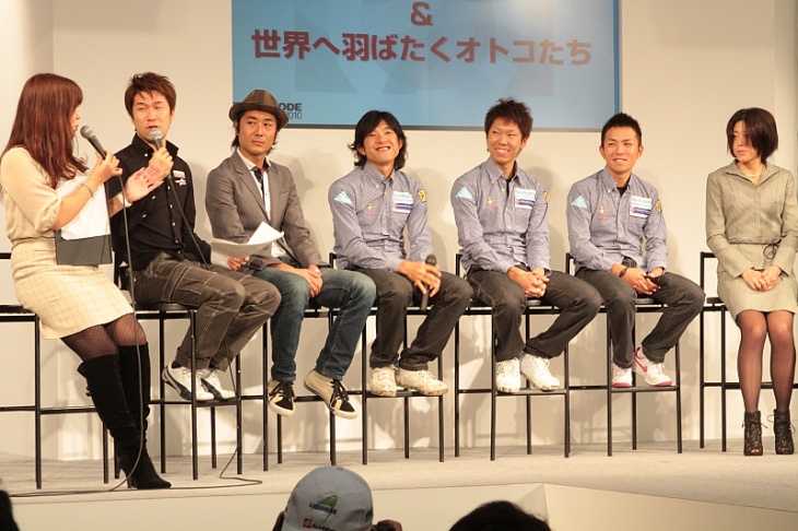 シマノレーシングの畑中勇介、平塚吉光、鈴木真理、Jグランプリ首位の竹芝サイクルレーシング、Jフェミニンの西塚 優美選手がトークを繰り広げた