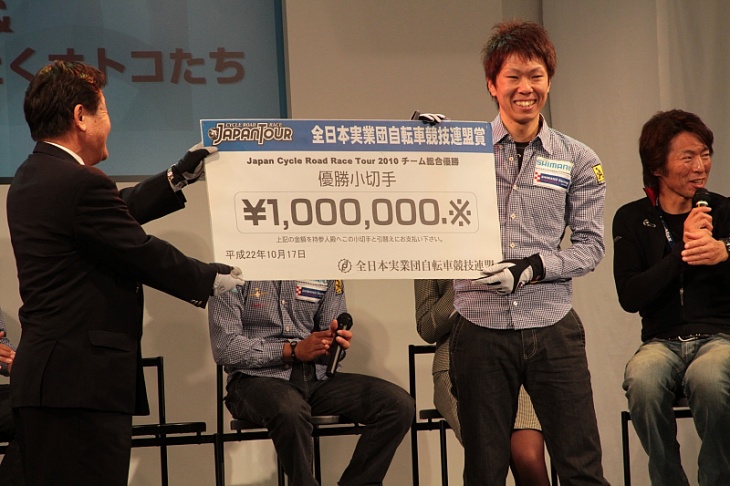 Jツアー年間王者のシマノレーシングの畑中勇介には賞金100万円が贈呈された