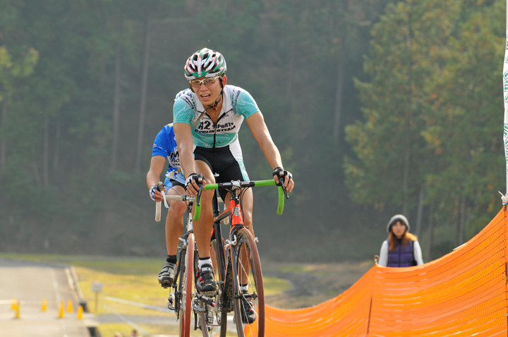 3番手まできた村岡俊典(R2 SPORTS CYCLING TEAM)