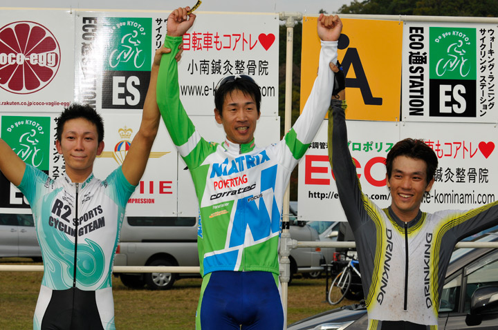 C1表彰 1位永良 大誠(マトリックスパワータグ)2位村岡 俊典(R2 SPORTS CYCLING TEAM)3位松井 正史(シマノ ドリンキング)