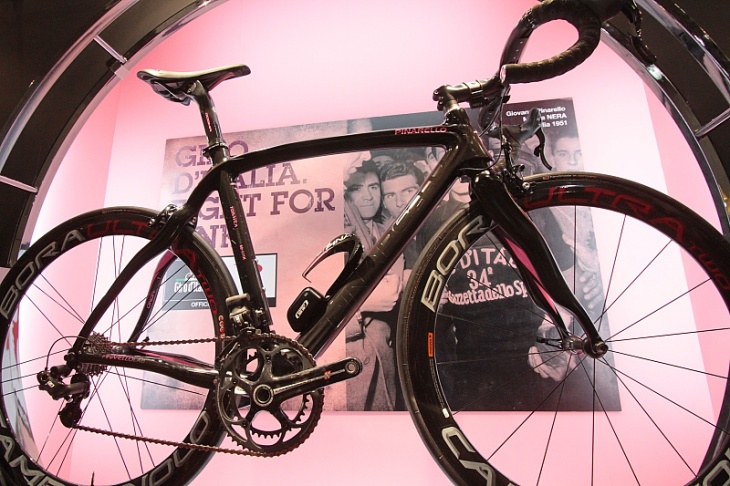 カンパニョーロの電動コンポーネントを搭載したピナレロDOGMA Giro d'Italia; Special Edition