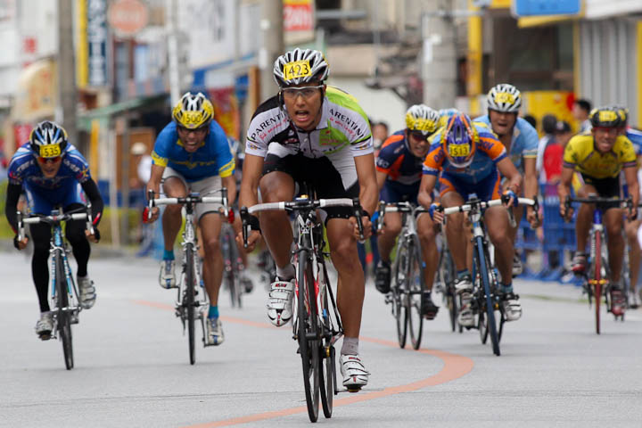 市民レース100km ゴール 優勝した遠藤優(TEAM SFIDA)