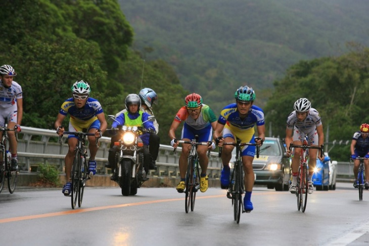 羽地ダムの上りで3人の勝負で絞られた。なるしまフレンドの岩島、小畑に追従する高橋義博（チームCB）