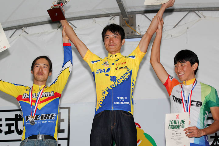 1位岩島啓太 2位小畑郁(なるしまフレンドレーシングチーム) 3位高橋義博(チームCB)