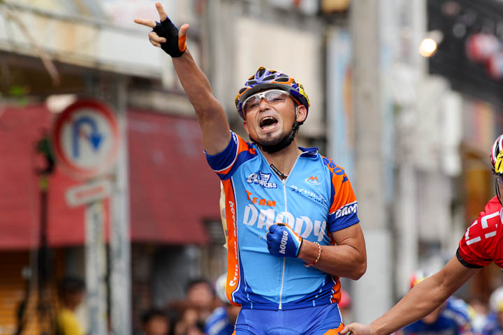 シニア50km ゴール 鈴木雅彦(Team DADDY)が連覇