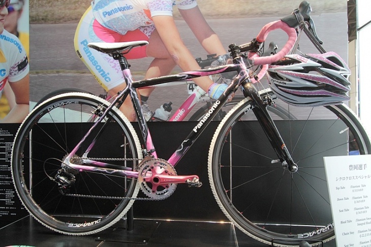 パナソニックのチタン製シクロクロスバイクも随所にピンクのカラーが施される