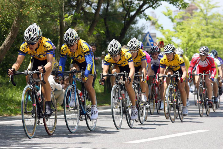 1年次、2007年全日本学生クリテリウム選手権でチームメイトのアシストを受け大学初優勝(前から3人目が伊藤)