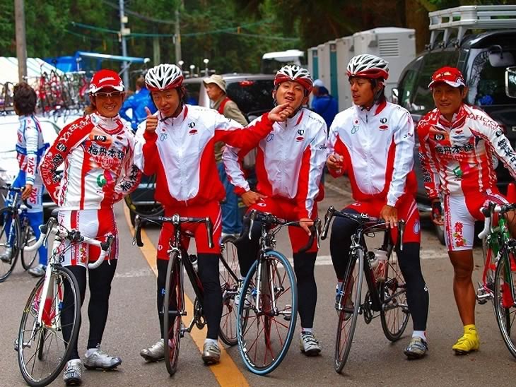 2008ジャパンカップで鹿屋勢集合、梅丹の先輩2名とナショナルチーム3名(左から中島康晴・伊藤・内間・吉田・清水都貴)