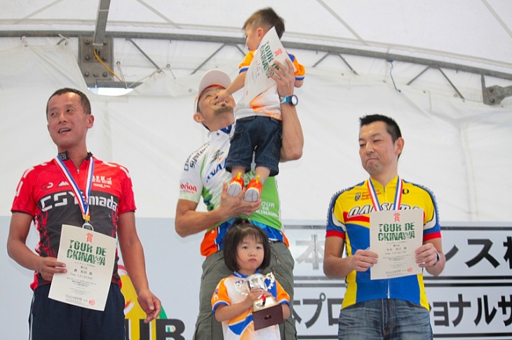 シニア50km表彰式　鈴木雅彦（Team-DADDY）　子供と一緒に表彰台に登るのも恒例！