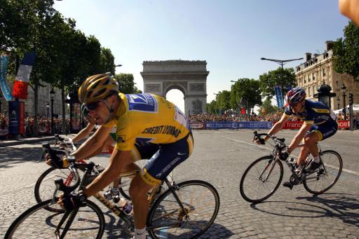 2004年ツール・ド・フランスで総合優勝したランス・アームストロング（アメリカ）とフロイド・ランディス（アメリカ）