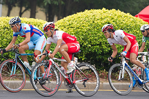 集団内で走る宮澤崇史(NIPPO)と鈴木真理(シマノレーシング)