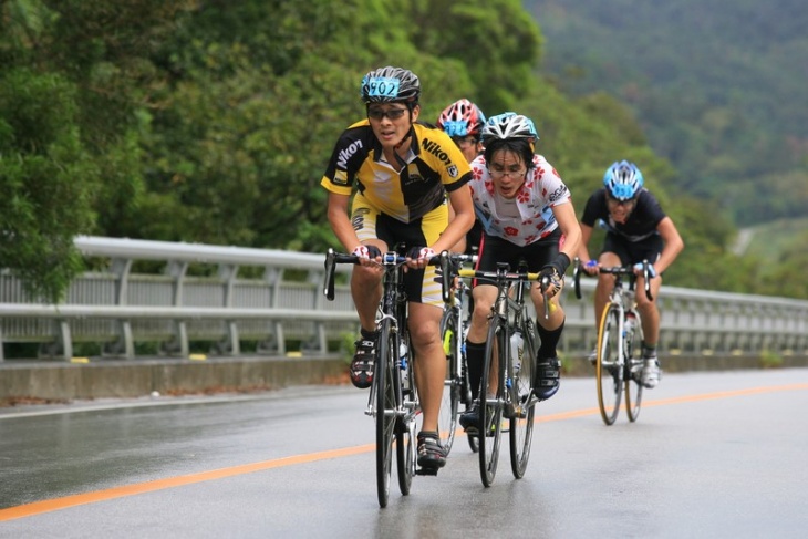 市民140km　先頭を引いて羽地ダムの登りを行く山岸甚太郎（Teamやたちこ）