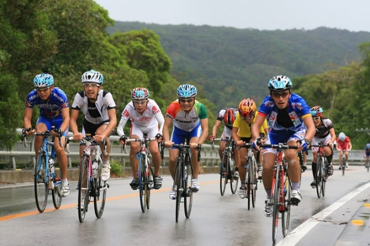 市民140kmのメイン集団が山岸甚太郎（Teamやたちこ）らを追う