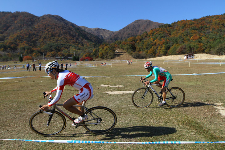 C1 競り合う小坂正則(スワコレーシングチーム)と辻浦圭一(チームブリヂストン・アンカー)