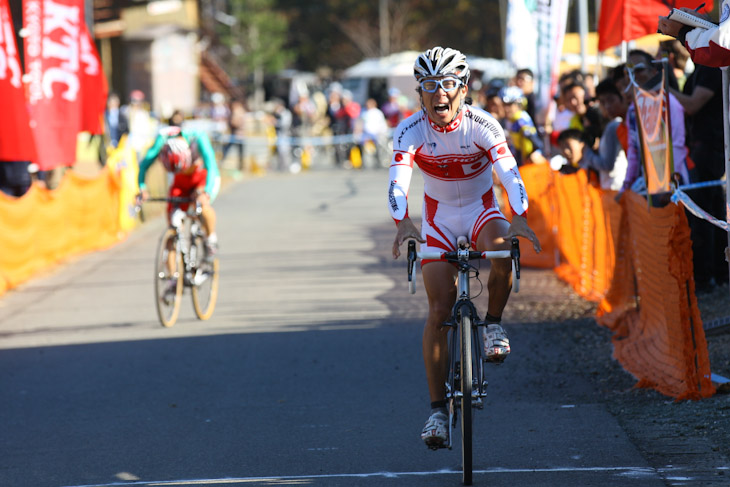 C1 小坂正則を振り切った辻浦圭一（チームブリヂストン・アンカー）が先頭でゴール