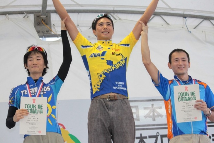 市民100km表彰式　優勝 遠藤優（TEAM SFIDA）、2位　山名洋平（TEAM KIDS）、3位　小島大太郎（Team-DADDY）