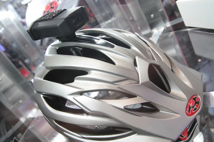 キャットアイの自転車用ヘッドライトをヘルメット上部に直接装着できるホルダーを備えたヘルメット