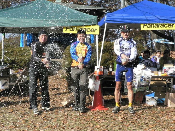 第2戦カテゴリー2の表彰。左より2位・古谷利行(xyz104)、1位・鈴木禄徳、3位山田英夫