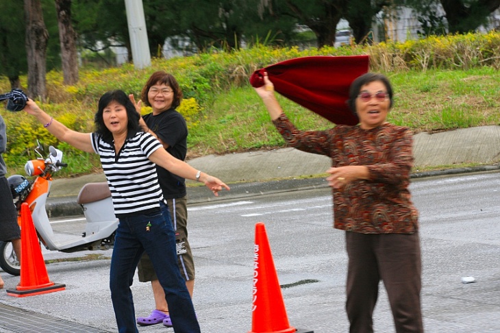 沿道では沖縄の人が応援してくれる。ちょっと黄色い声がきこえる