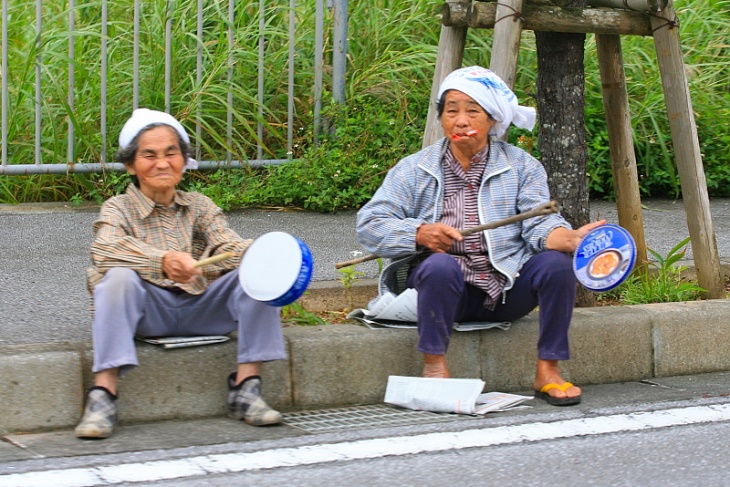 沿道ではオバァたちが応援してくれる