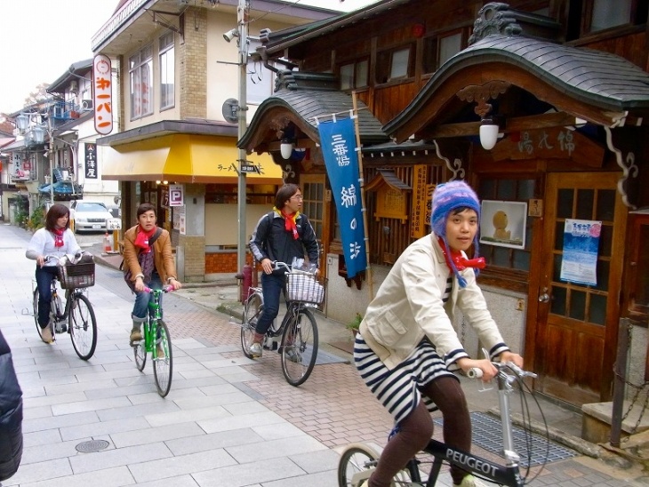 温泉街を自転車でのんびりと巡る