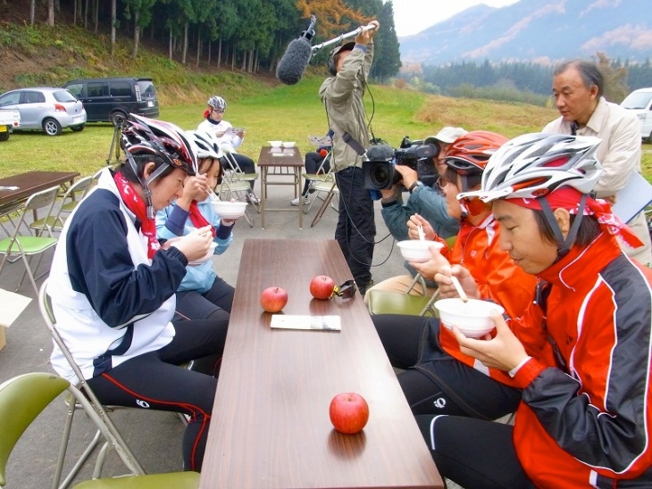 キノコ汁やリンゴがサイクリング途中に配られ地元の味に舌鼓