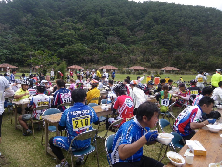 やんばる東海岸の坂に備えてお昼ごはん