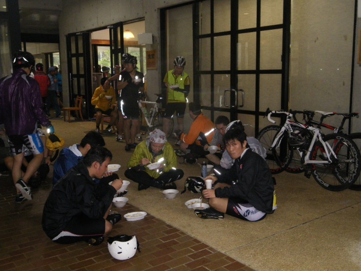 お昼を食べていると雨脚が強まる...