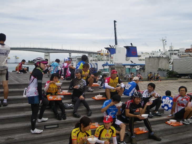 那覇泊港で昼食タイム　港を眺めながらのいい時間