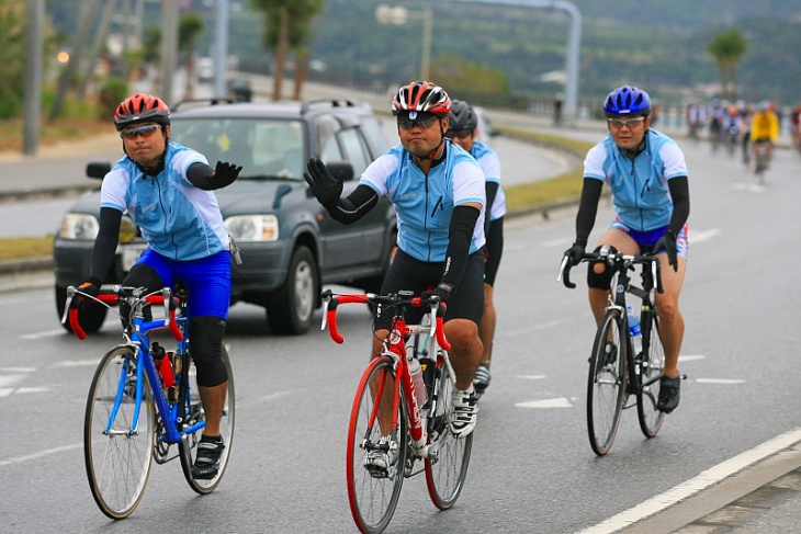 サイクリングを走る参加者たち