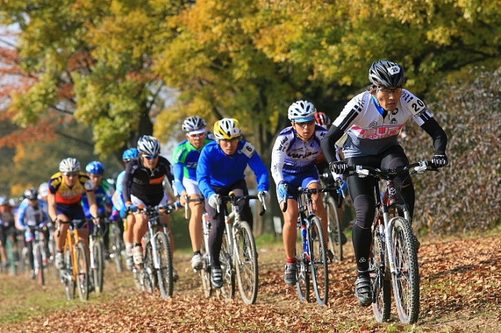 先頭にMTBも混じるカテゴリー３