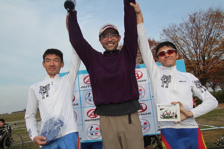 マスターズ優勝の山下永(チーム埼玉県人)。臼杵レーシングの富田道夫と伴肇を下した